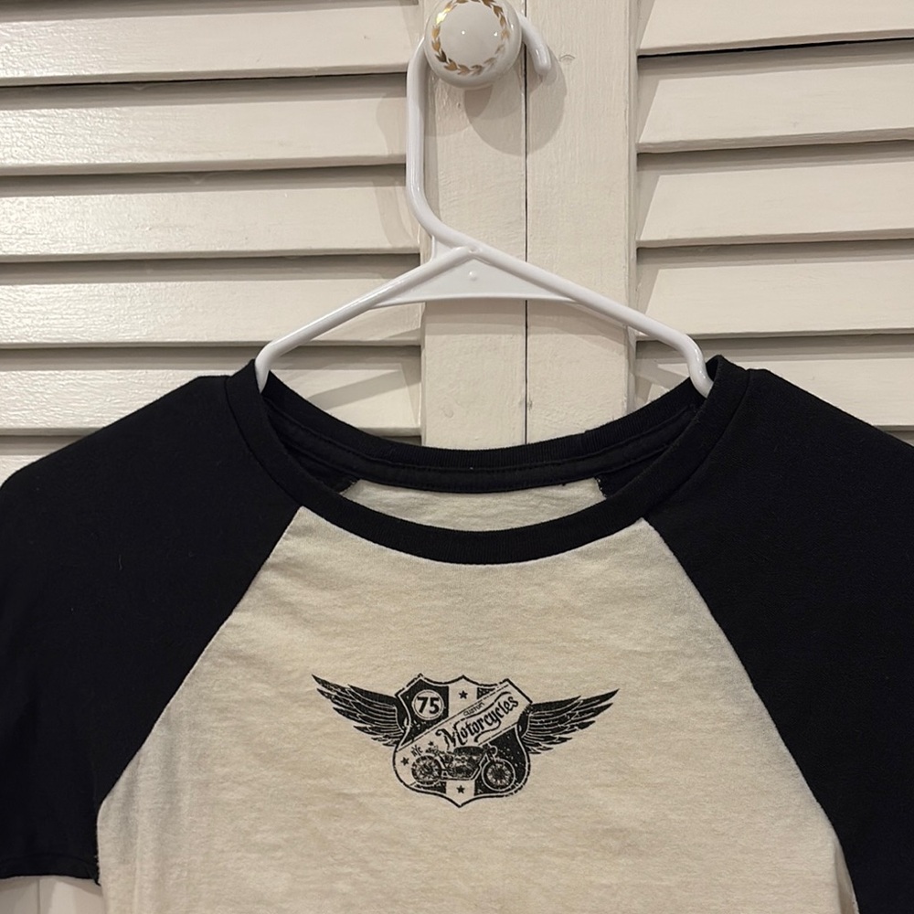 Black and White Cropped Graphic Tee - Picture 3 of 6